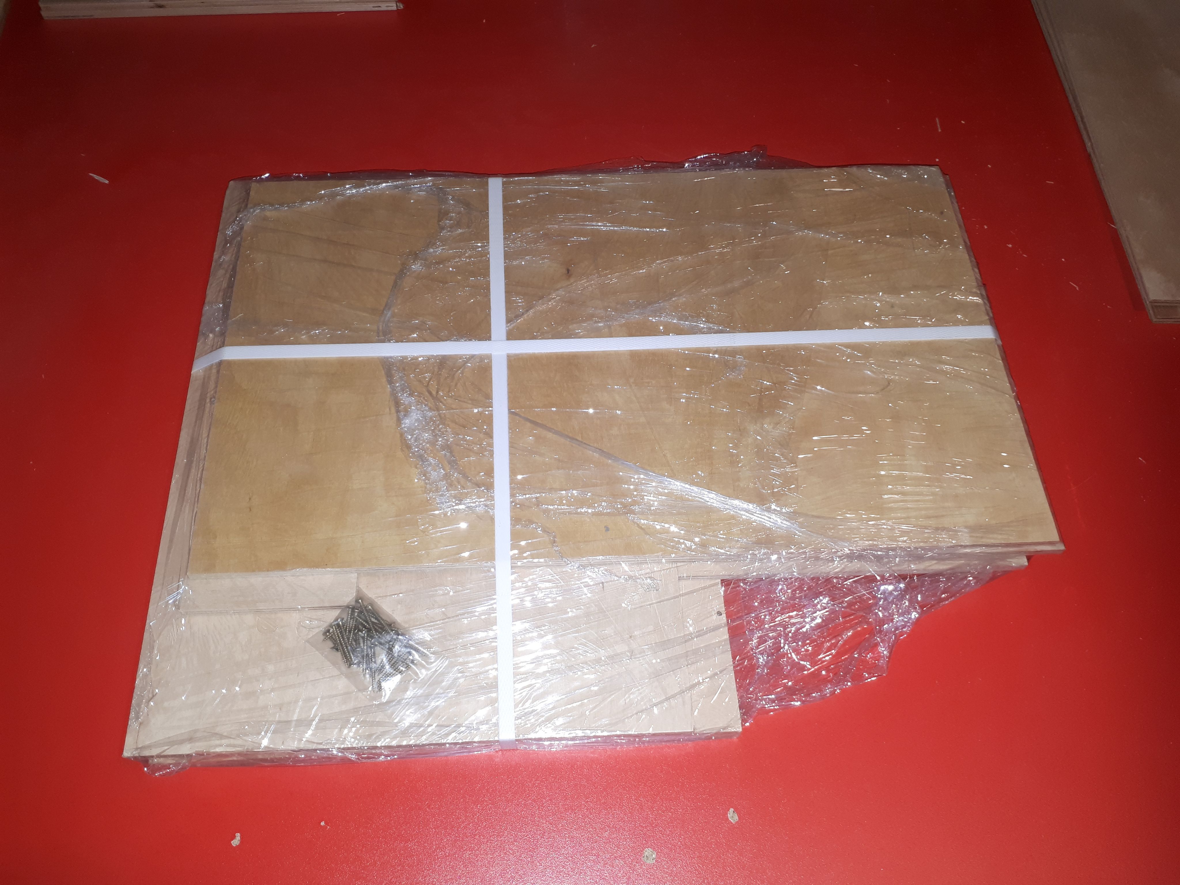 Гнездо для кур с яйцесборником, квадратным входом и наклонной крышей ...