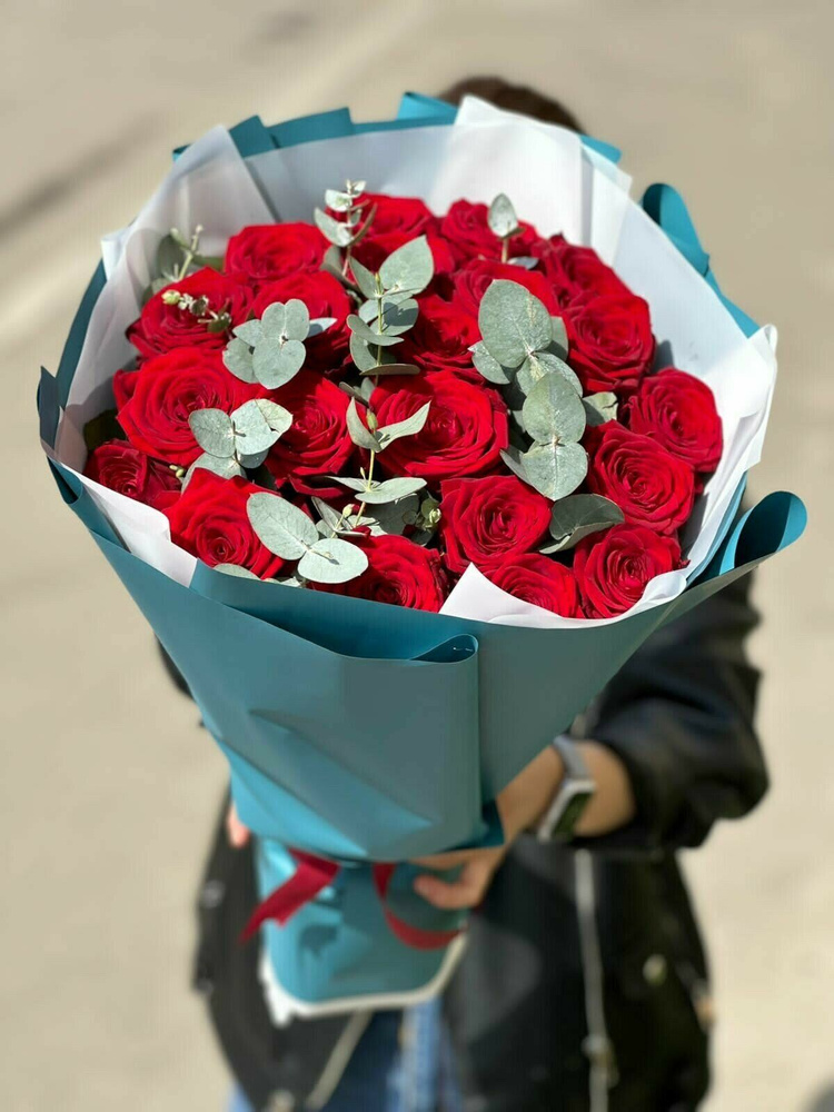 19 красных роз с эвкалиптом 60 см #1