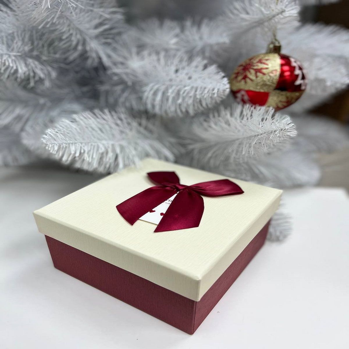 Коробка подарочная 3 штуки, 13х8х13см, 11х7х11см, 9х6х9см, крышка белая, бант бордовый Коробка подарочная 3 штуки, 13х8х13см, 11х7х11см, 9х6х9см, крышка белая, бант бордовый