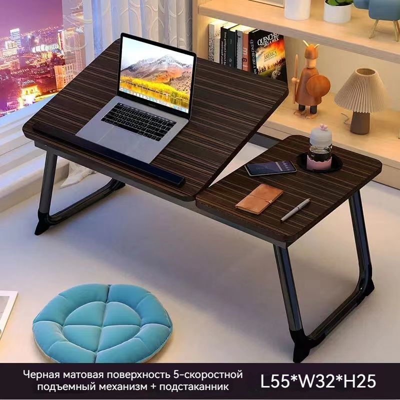 современный ноутбук с открытым сайтом для занятий йогой на столе