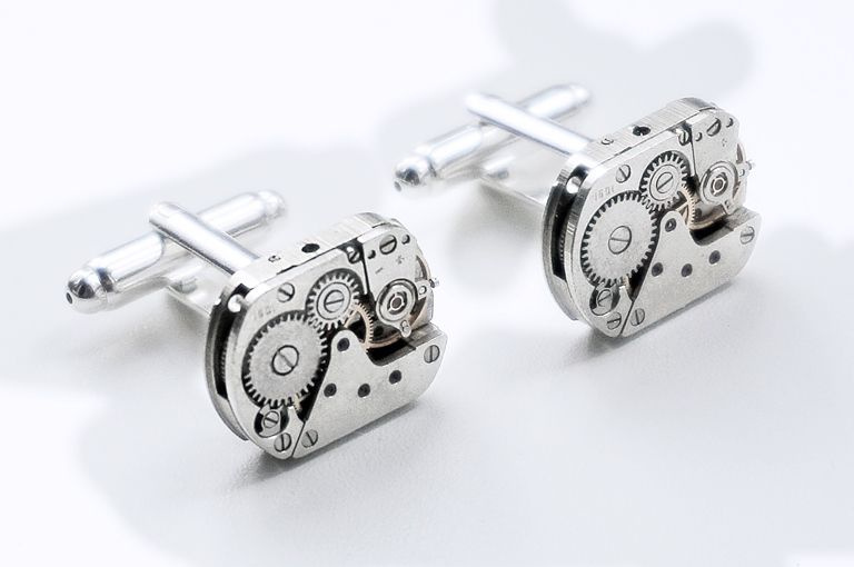 крупный план мужских наручных часов и запонок