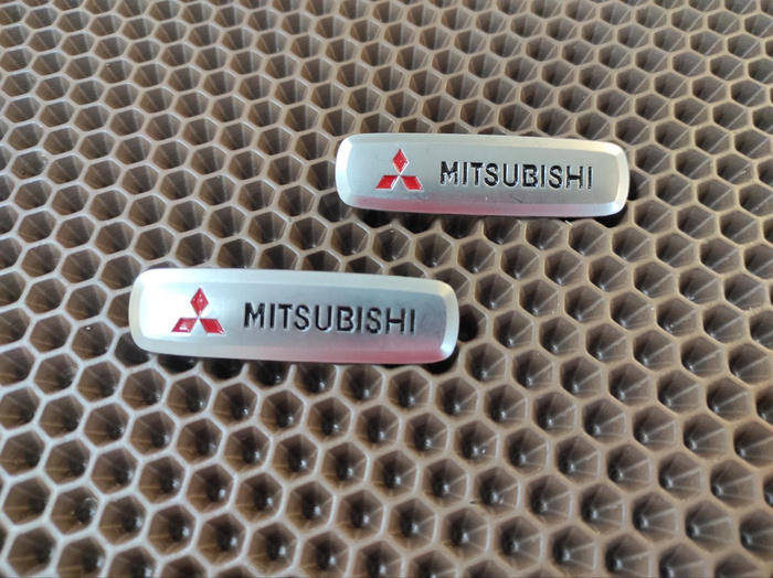 Значок Mitsubishi карбон