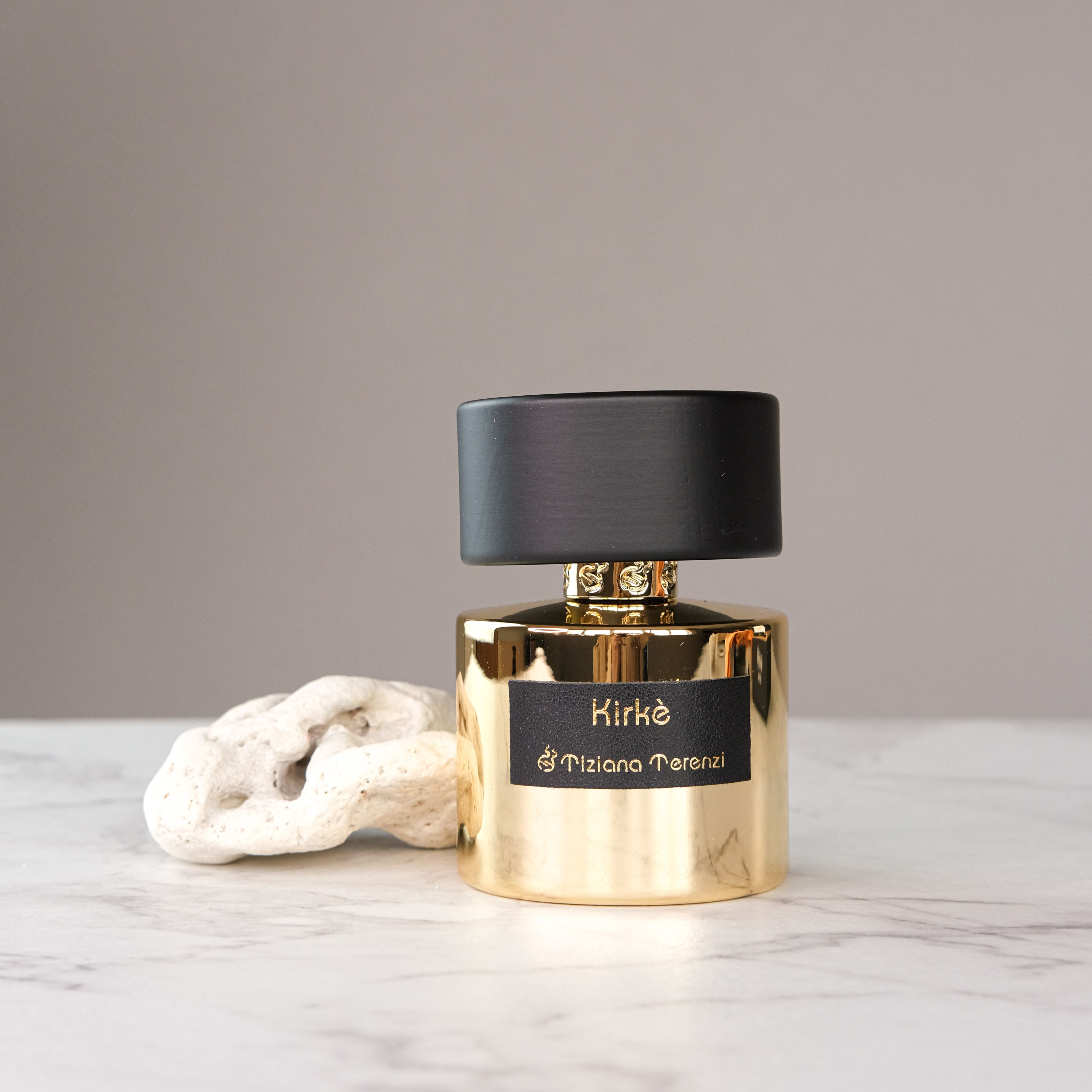 Сексуалды әйел мен көкемнің суреті Порно үйсіз жігітті жұтып қойды