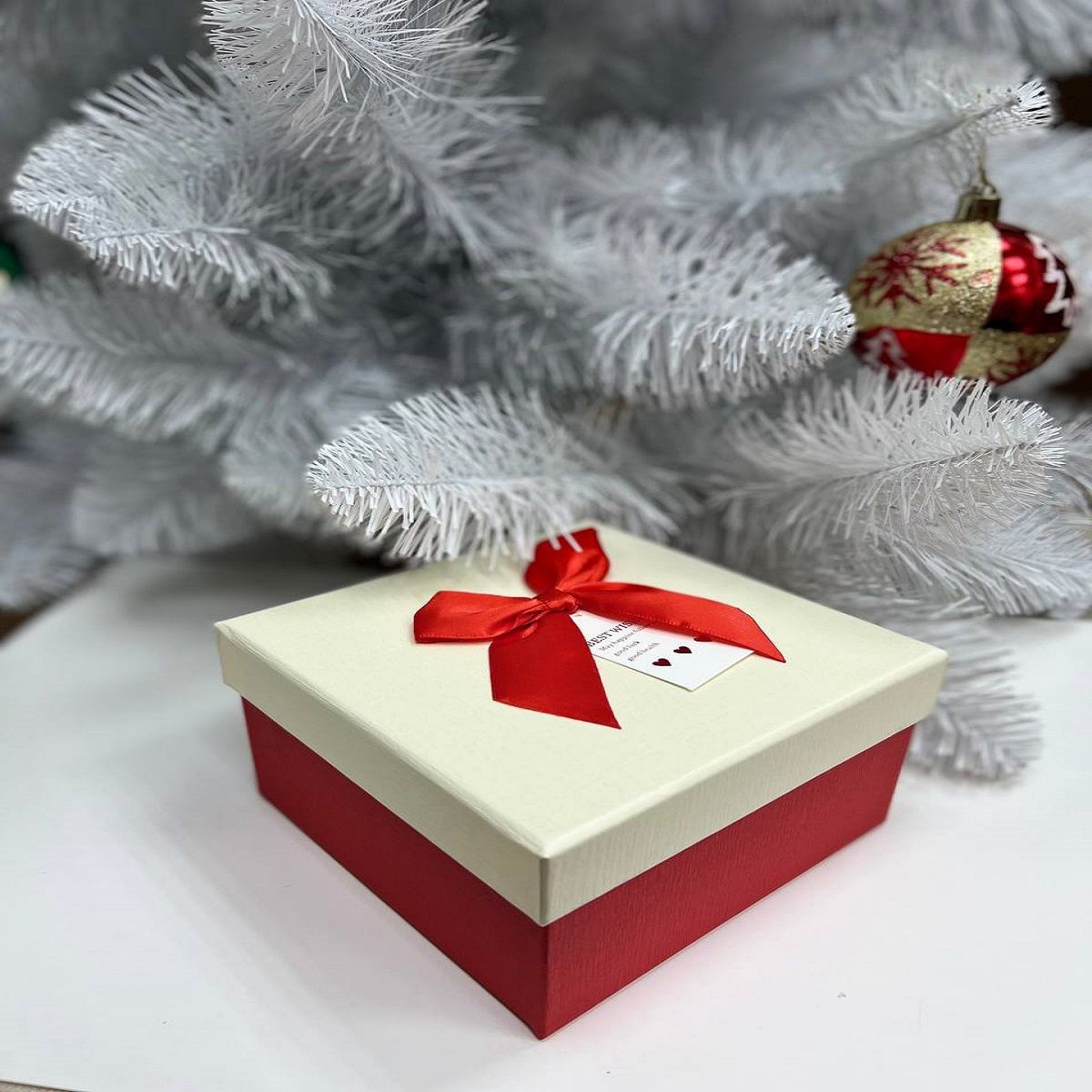 Коробка подарочная 3 штуки, 13х8х13см, 11х7х11см, 9х6х9см, крышка белая, бант красный Коробка подарочная 3 штуки, 13х8х13см, 11х7х11см, 9х6х9см, крышка белая, бант красный