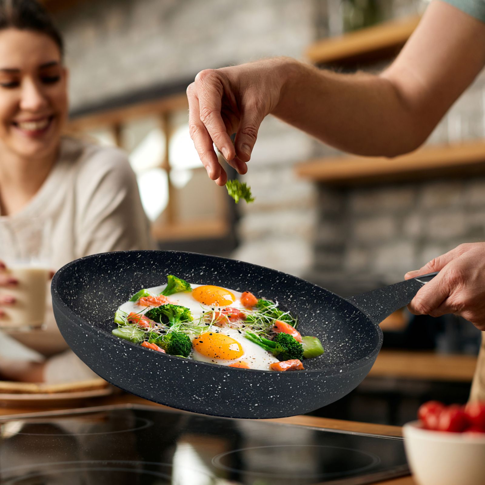 приготовление пищи на кухне. повар на кухне. шеф готовит на сковороде. жареные овощи. сковородки у шеф поваров.