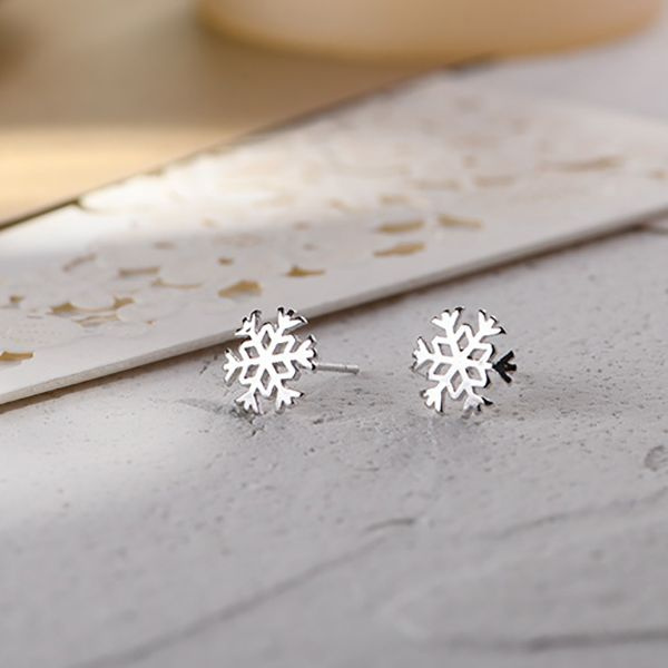 зима любовь. зимняя романтика. пара зимой. влюбленные зимой. пара снежинки.