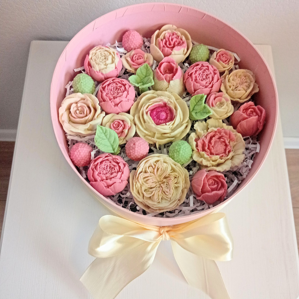 Букет из конфет в виде шоколадных цветов в круглой шляпной коробке SHR17YA6LI3 ShokoTrendy  #1