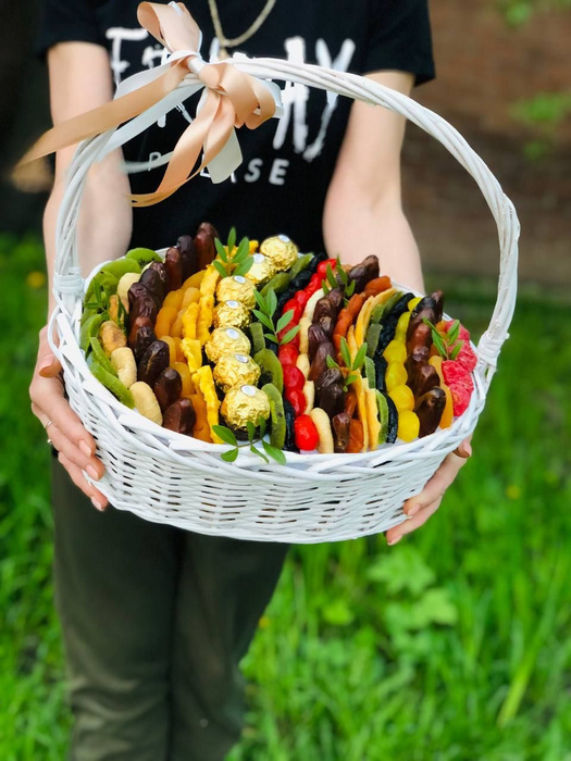 Подарочный набор сухофруктов в корзине - купить с доставкой по выгодным ...