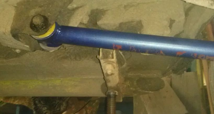 Схема крепления тяг к балке и кузову в сборе