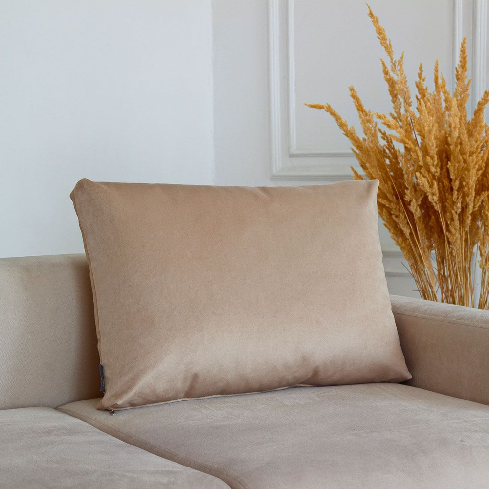 Декоративная подушка – на светло-сером фоне, большие цветы