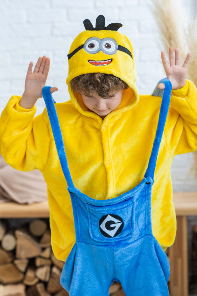 Детский костюм миньона подходит для активных игр.