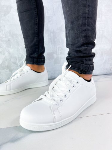 мужские белые кожаные кеды на ногах