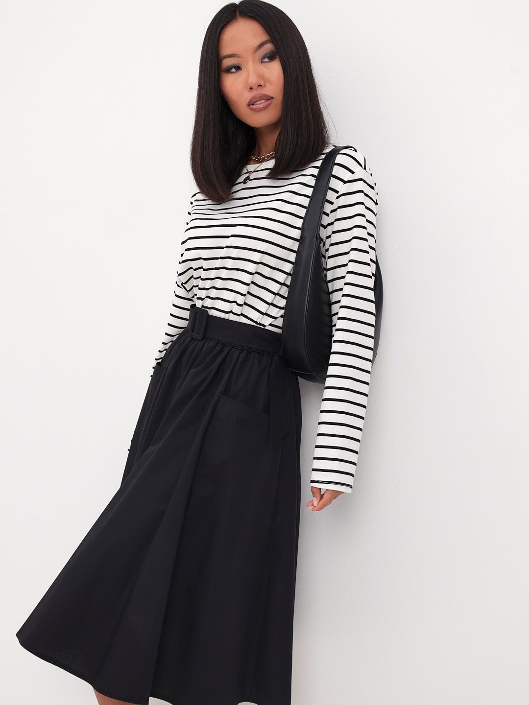 Юбка а силуэт миди на низких. Юбка миди а силуэт. Юбка серая. Укороченные палаццо. Юбка миди.