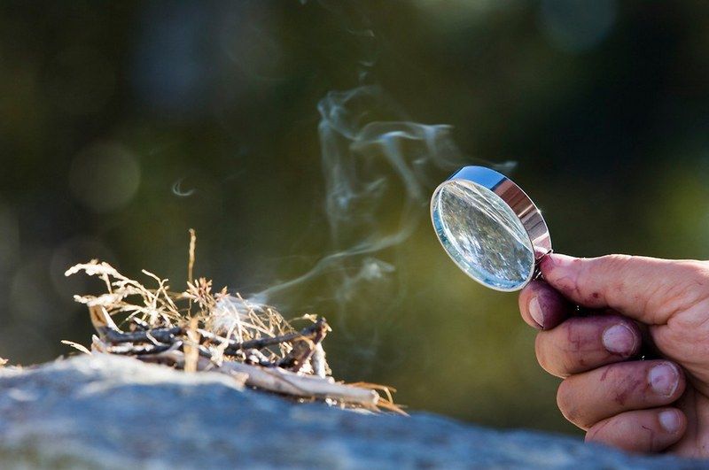 С помощью линзы на экране получено изображение пламени свечи