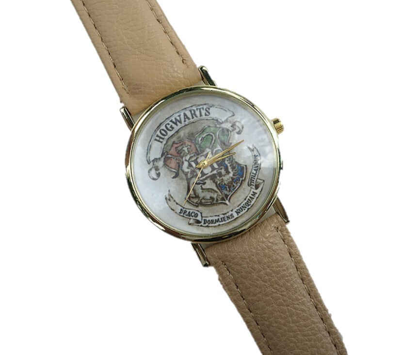 Harry potter watch. Часы Гарри Поттер наручные. Fossil Harry Potter часы. Часы с Гарри Поттером наручные золотые. Умные часы Harry Potter.