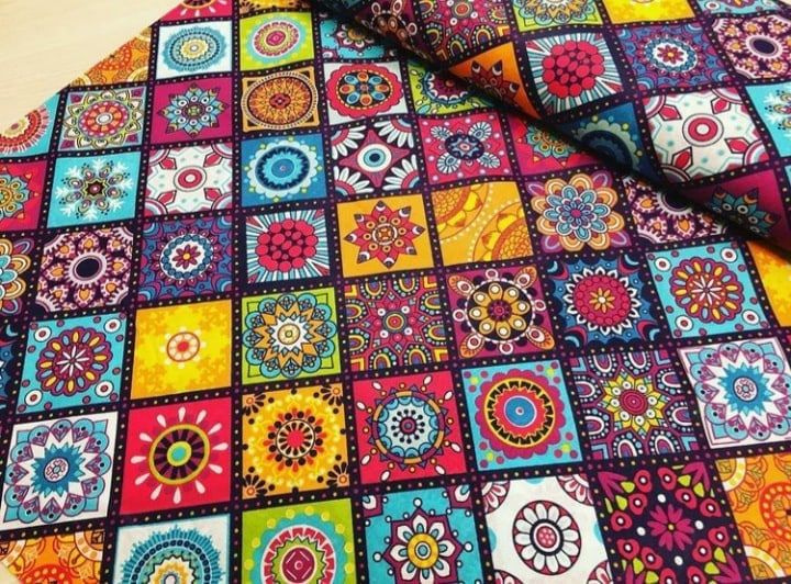 набор ярких цветных лоскутов ткани
