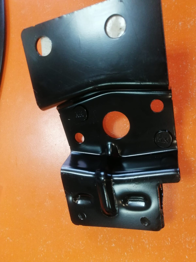 Правый кронштейн крепления переднего бампера(Опорная планка балки ...