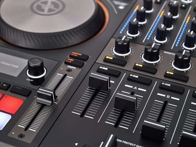 Native Instruments TRAKTOR KONTROL S4 MK3 DJ-контроллер - купить с ...