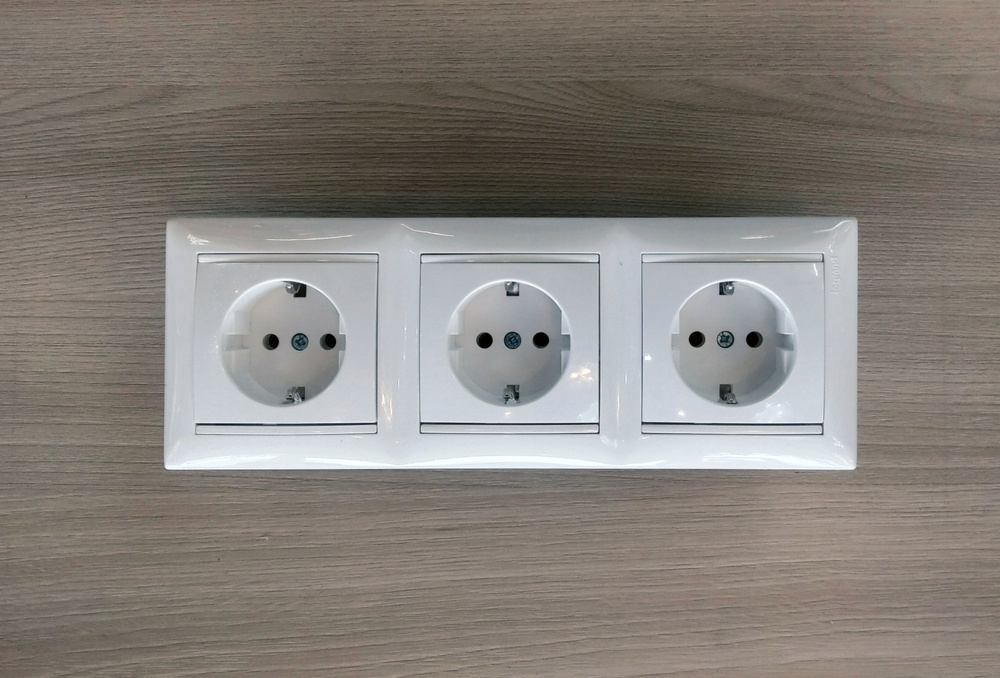 2218/2248 Розетка 3 поста с заземлением белая купить на OZON по низкой ...