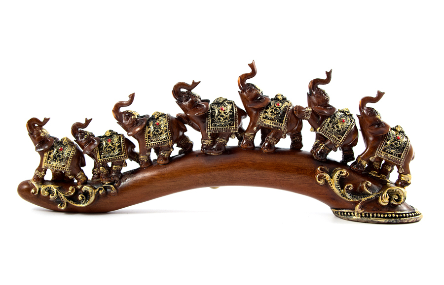 разные статуэтки слонов на витрине