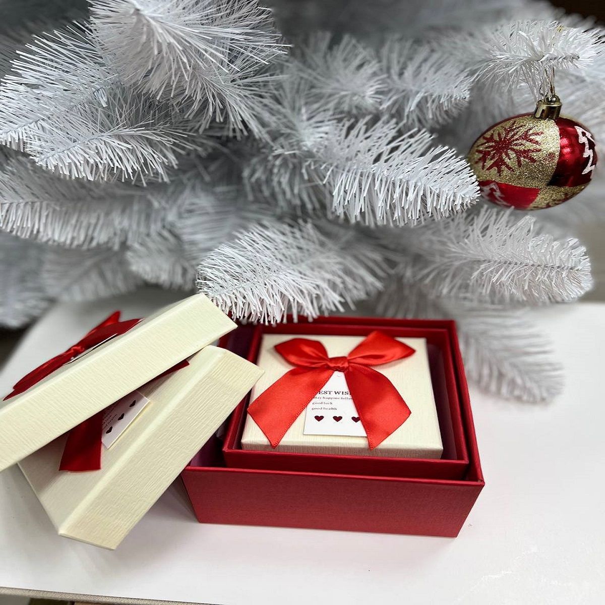 Коробка подарочная 3 штуки, 13х8х13см, 11х7х11см, 9х6х9см, крышка белая, бант красный Коробка подарочная 3 штуки, 13х8х13см, 11х7х11см, 9х6х9см, крышка белая, бант красный