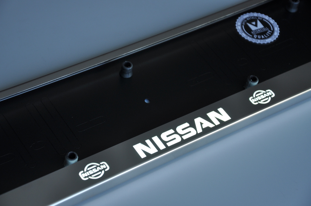 LED  номерного знака с подсветкой надписи NISSAN из металла хром .