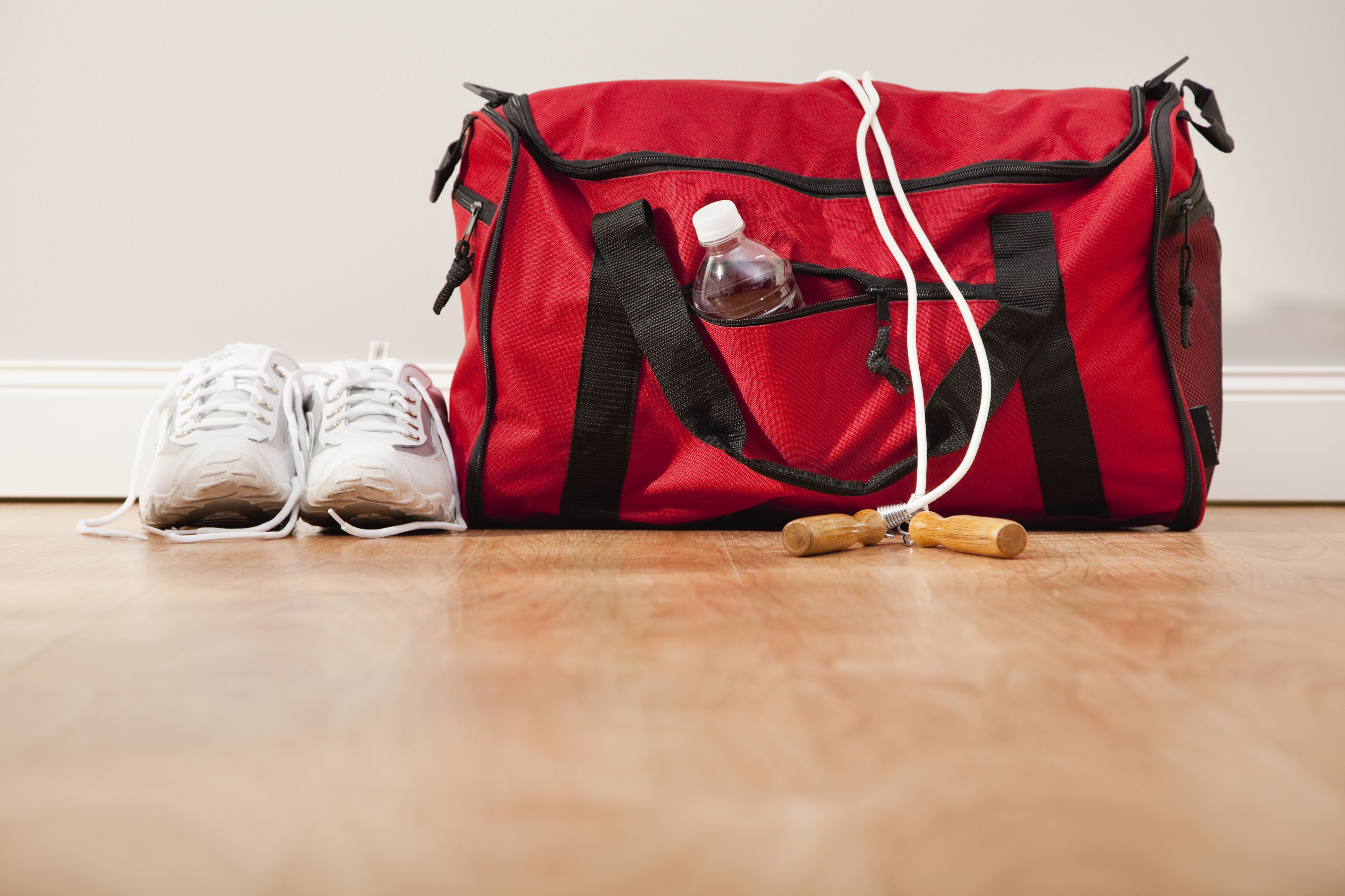Почему нельзя ставить сумку. Собранная спортивная сумка с вещами. Собранные спортивные сумки. Сумка для спортзала. Спортсмен с сумкой.