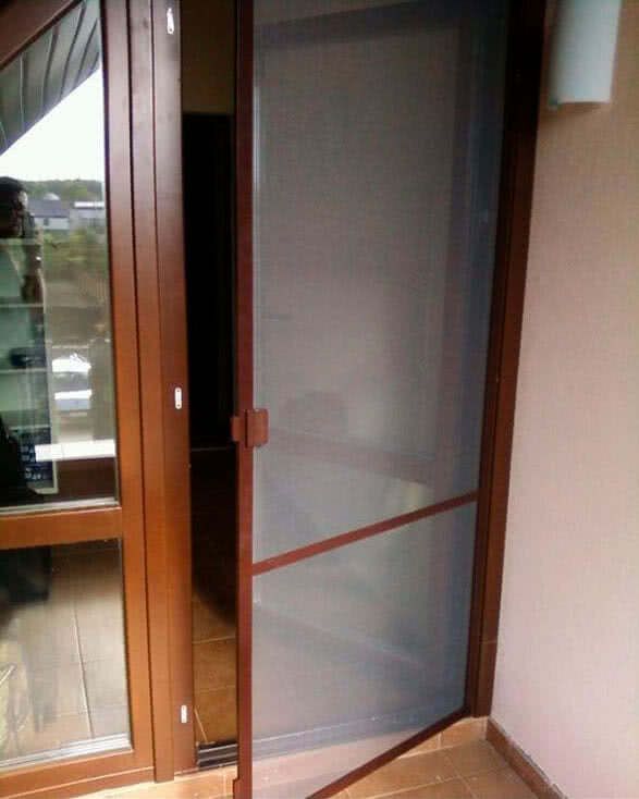 Москитная дверь МД 32. Москитная сетка на балконную дверь. Москитная сетка на дверь балкона. Открывающаяся сетка на балконную дверь