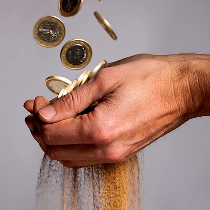 Фон богатство. Кран с деньгами. Из крана капают монеты. Кран с деньгами. Финансовая поддержка.