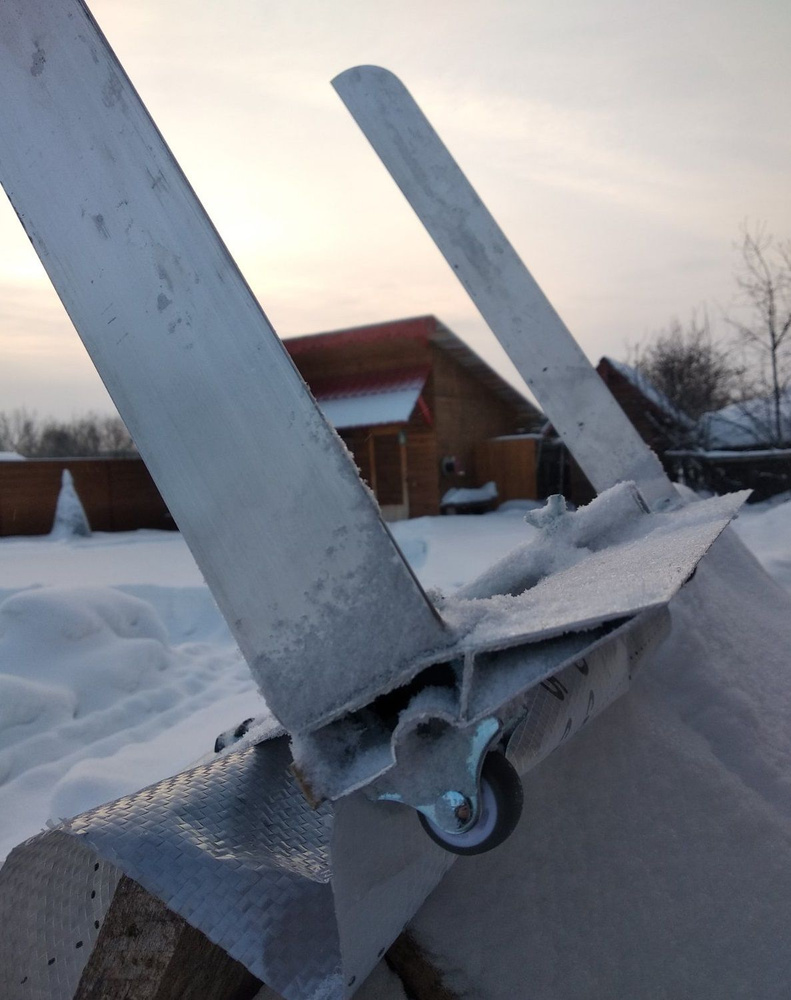 Уникальный скребок для уборки снега с крыши теплицы, садового домика [фото, видео, чертежи]