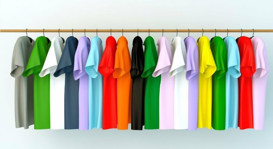 яркая цветная одежда на вешалках