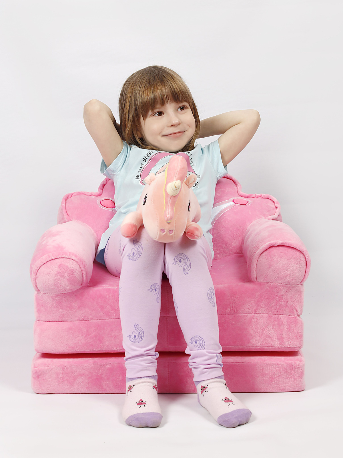Раскладной диван для детей не имеет острых углов, изготовлен из гипоаллергенных материалов.