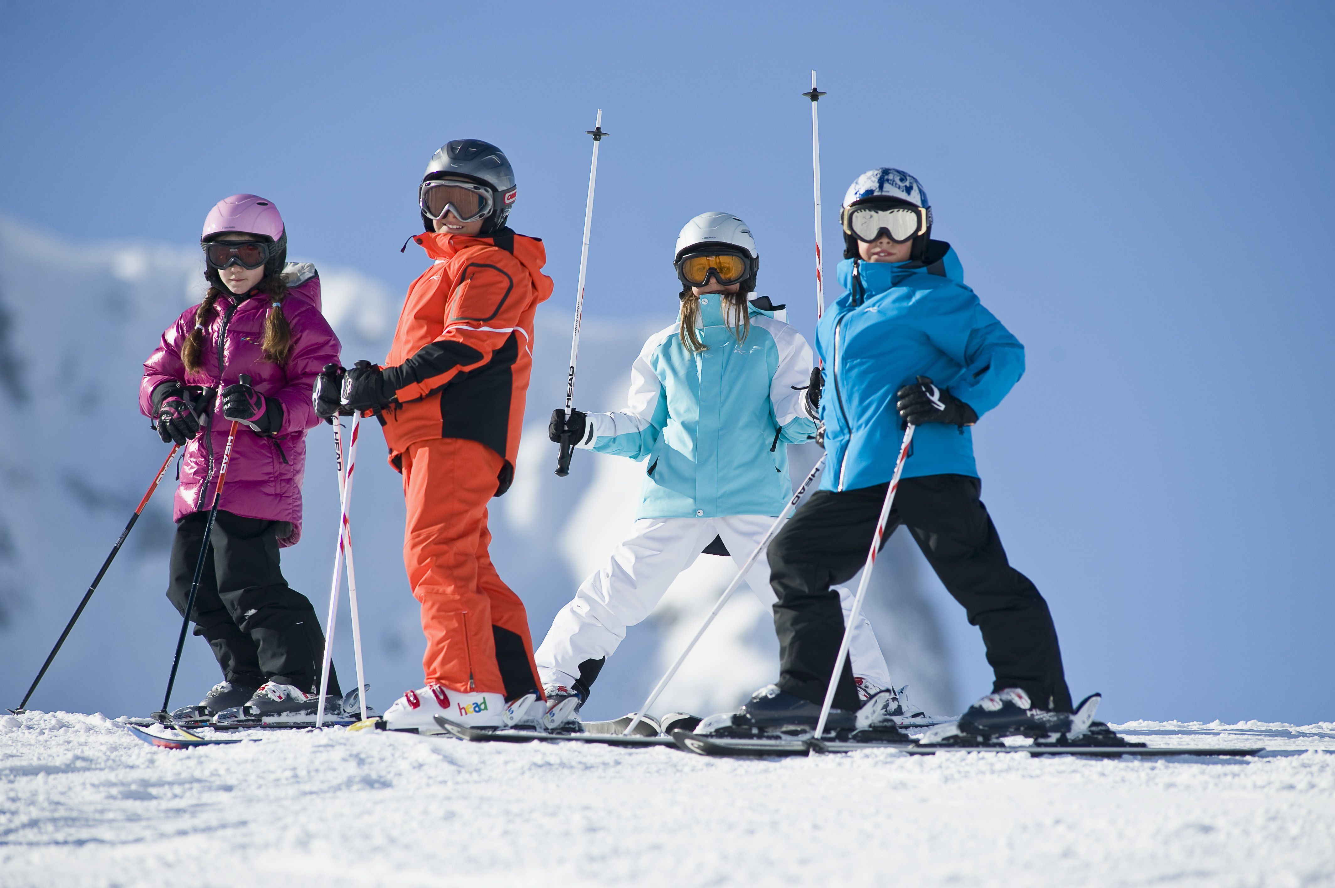 Маленькие лыжники. Лыжный спорт дети. Дети горнолыжники. Горнолыжный спорт дети. Катание на лыжах.