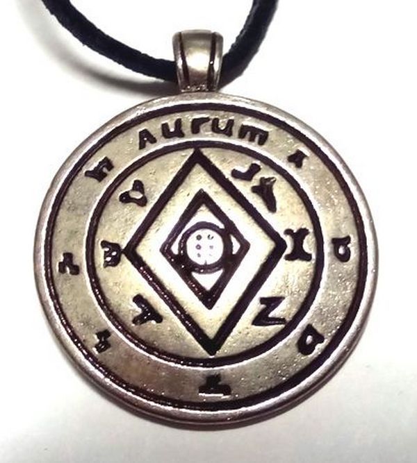 выбор амулета в эзотерическом магазине