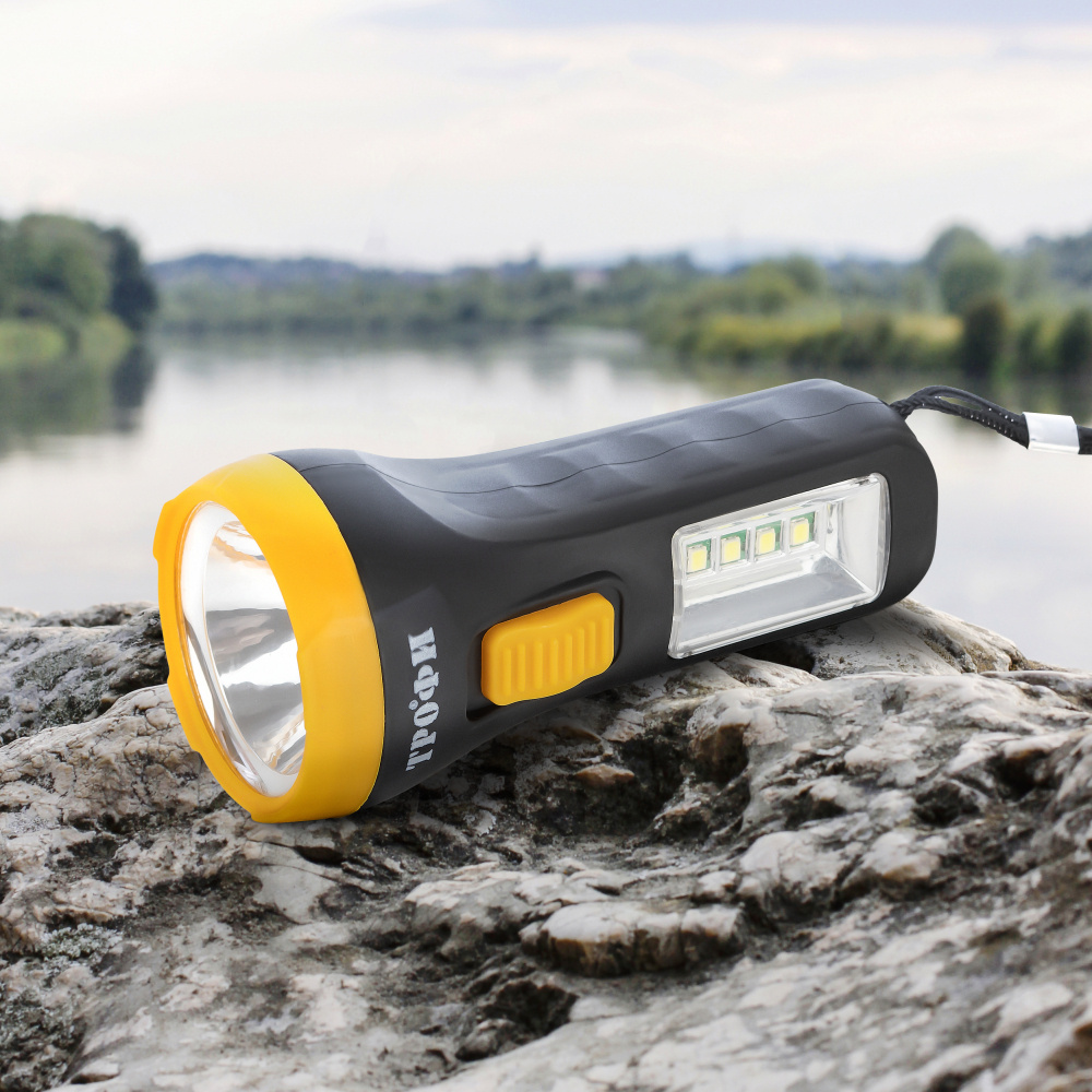 Фонарь ручной светодиодный на батарейках Трофи UB-101 кемпинговый мощный туристический с боковым светильником #1