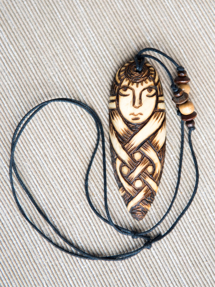 Подвеска-оберег славянская богиня Лада кедр 6см ручная работа - купить ...