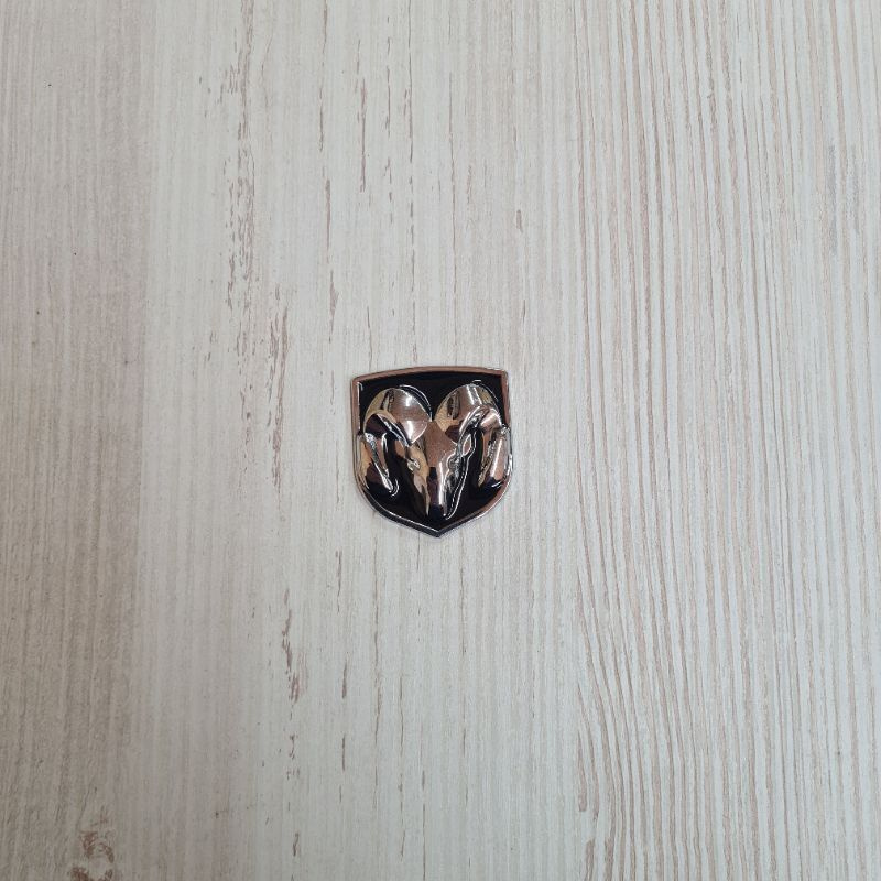 эмблема dodge / додж черный 4.5х4 см - купить по выгодным ценам в ...