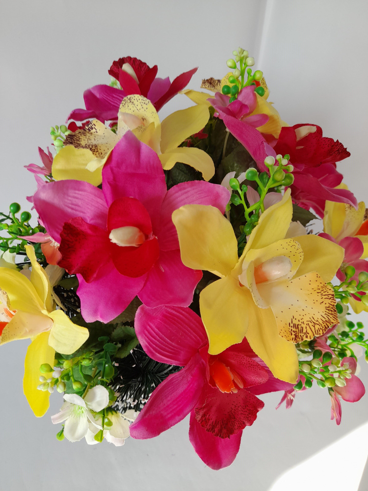 Ритуальная композиция большая Полянка корзина траурная из искусственных цветов орхидеи  #1