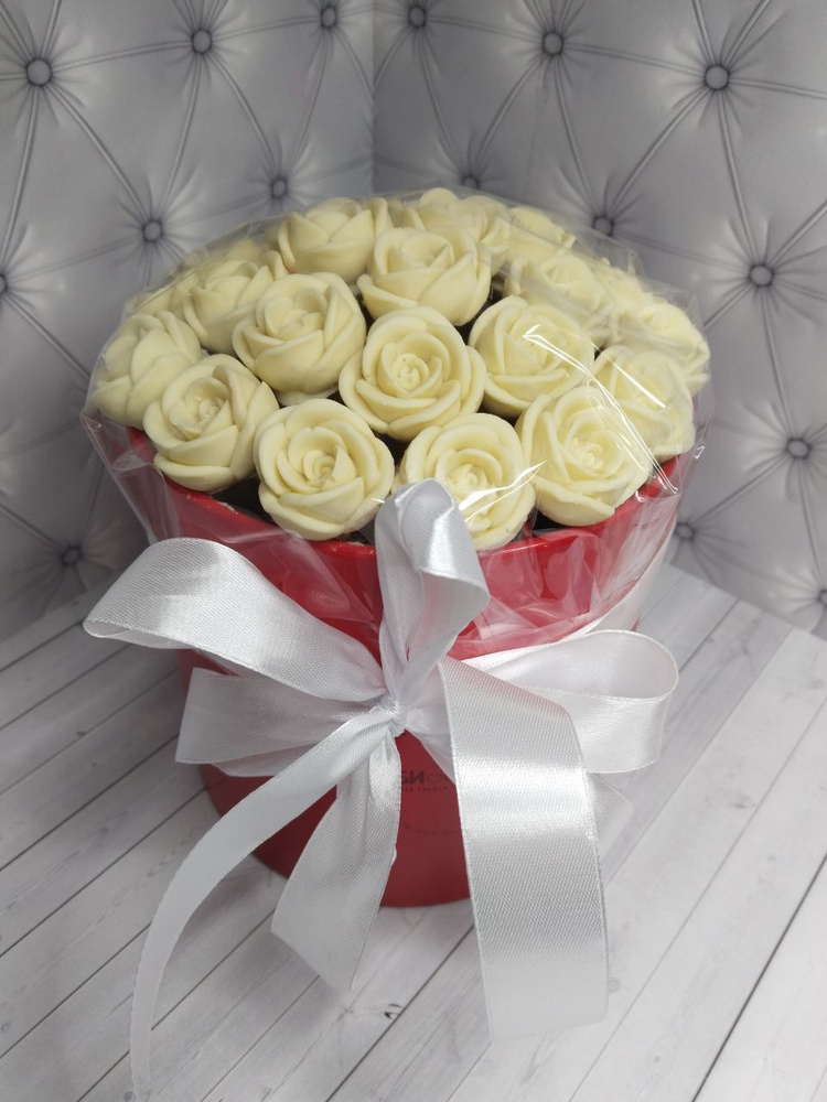 Букет из 25 шоколадных роз в шляпной коробке .Белые розы в красной ...