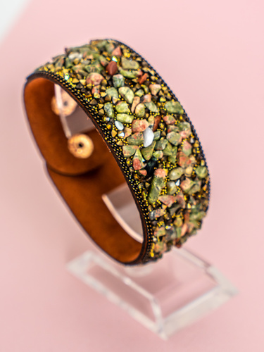 рука с браслетом и природным камнем