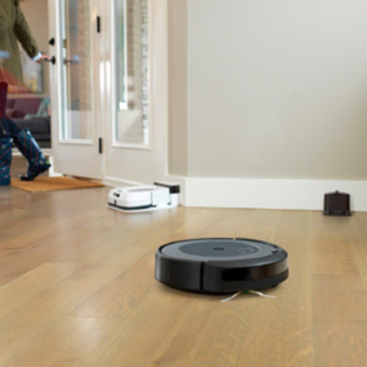 Робот-пылесос iRobot Roomba на полу