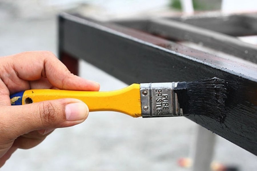 Можно наносить масляную краску на эмаль. Краска для деревянных стен. Перемешивание краски. Покрытие лаком деревянных поверхностей. Краска для деревянной мебели.