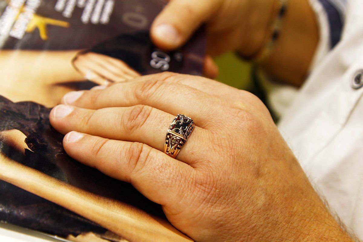 Печатки мужские золото на пальце. Мужская печатка. Золотая печатка кп1070. Перстень мужской золотой на руке. Золотые печатки на руке.