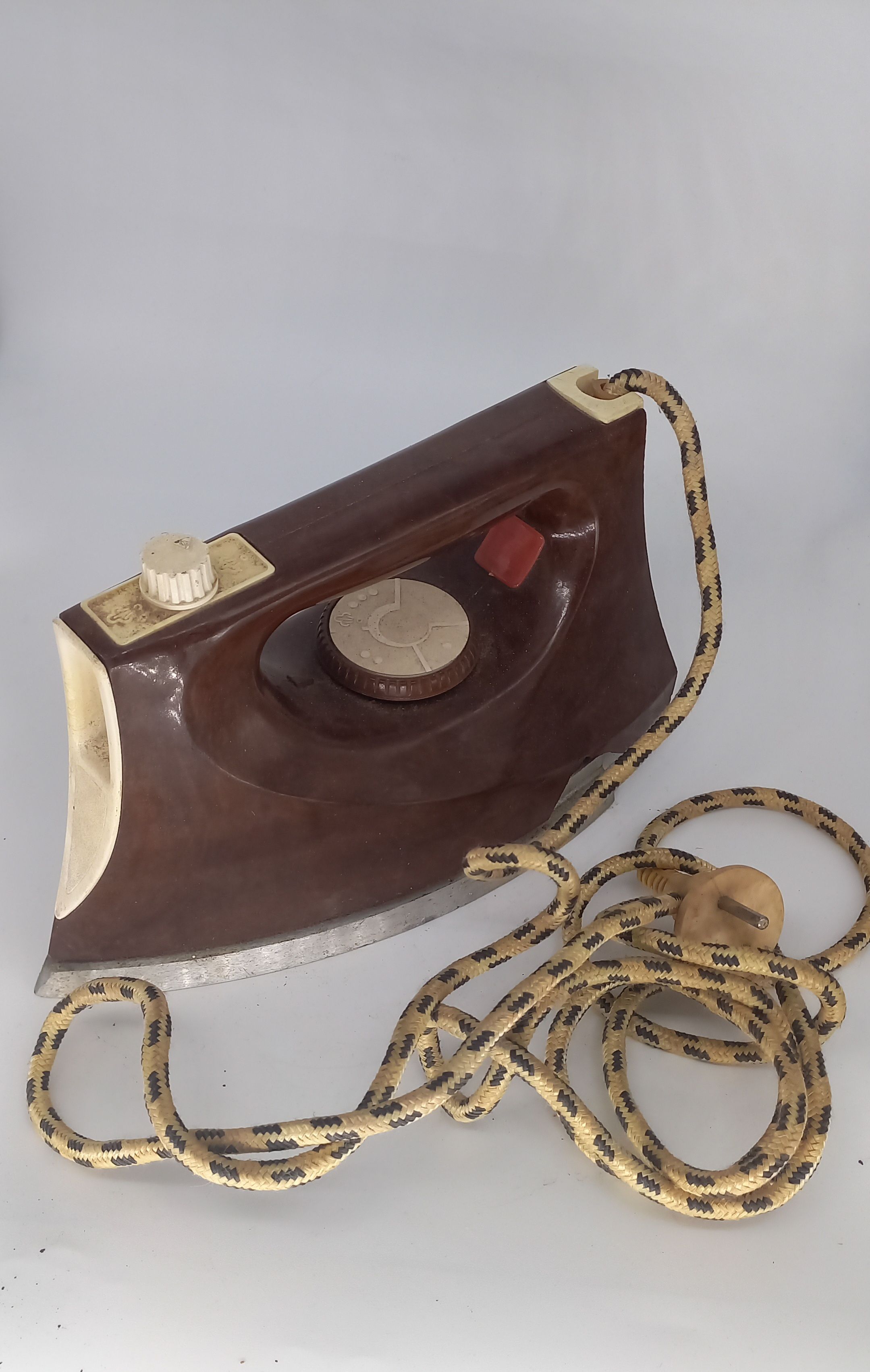Советский электрический утюг «УЭ-1»
