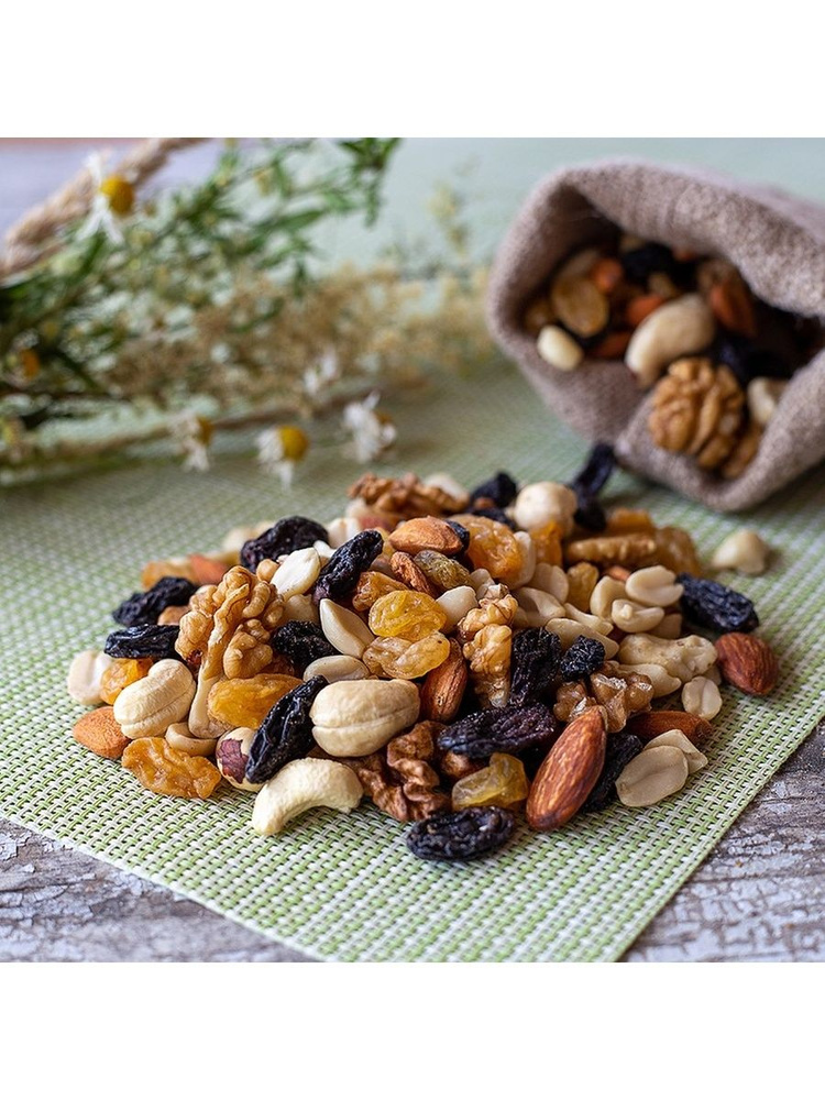 Смесь орехов, сухофруктов и изюма, 1000 грамм - купить с доставкой по ...