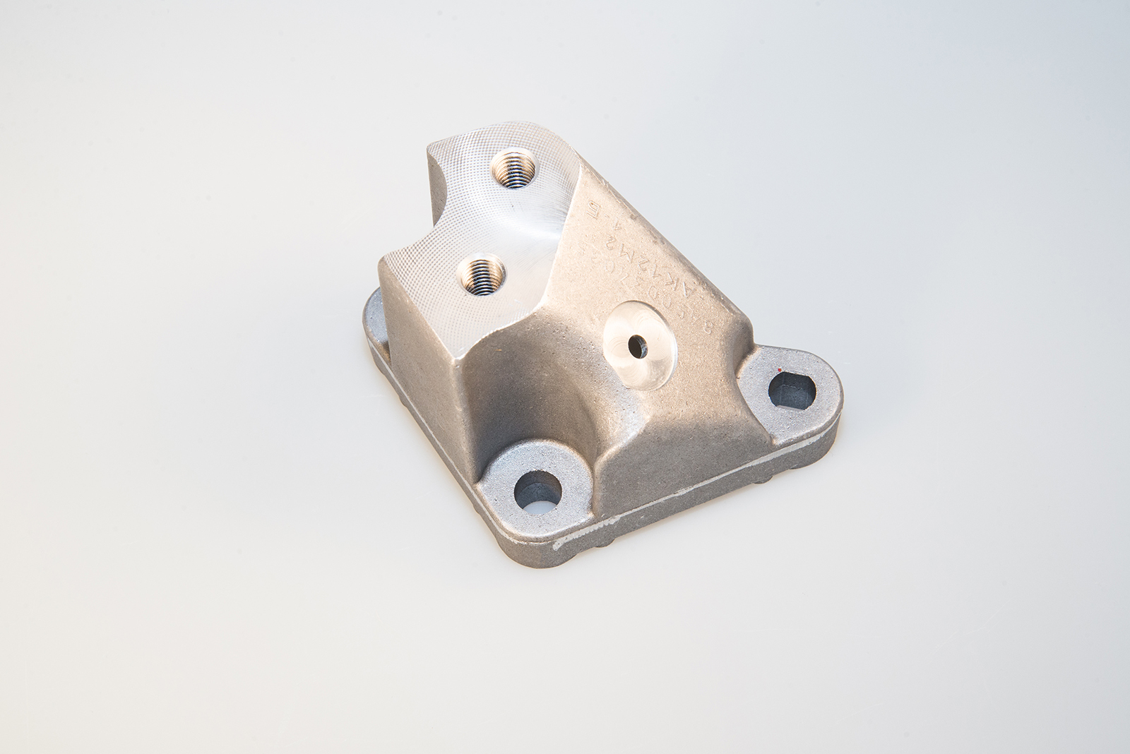 8450034035 Кронштейн левой опоры подвески двигателя на а/м