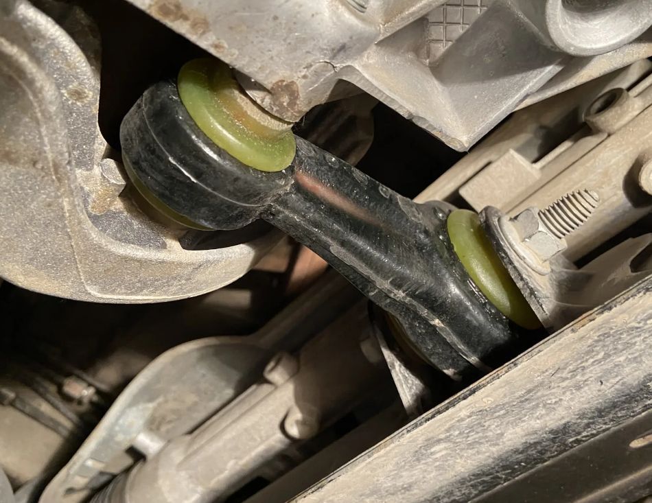 Опора усиленная задняя (гитара) для Лада Веста на полиуретановом ...