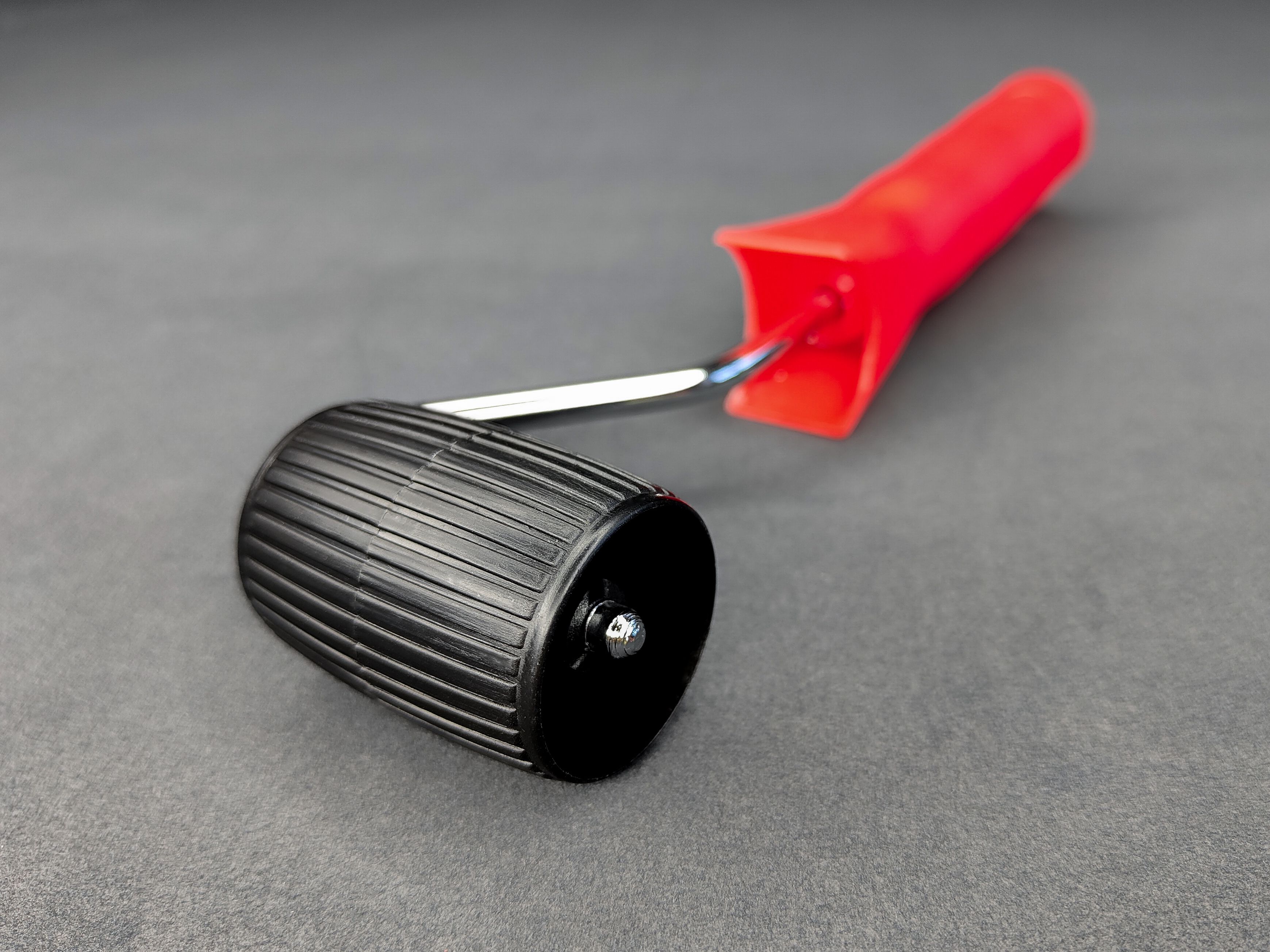 Валикприкаточныйспластиковойручкойпластиковый-Конус-ширина45мм,диаметр30мм(роликдлямонтажавибро-шумоизоляции)