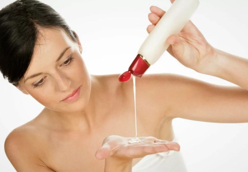 кондиционер для волос на руке