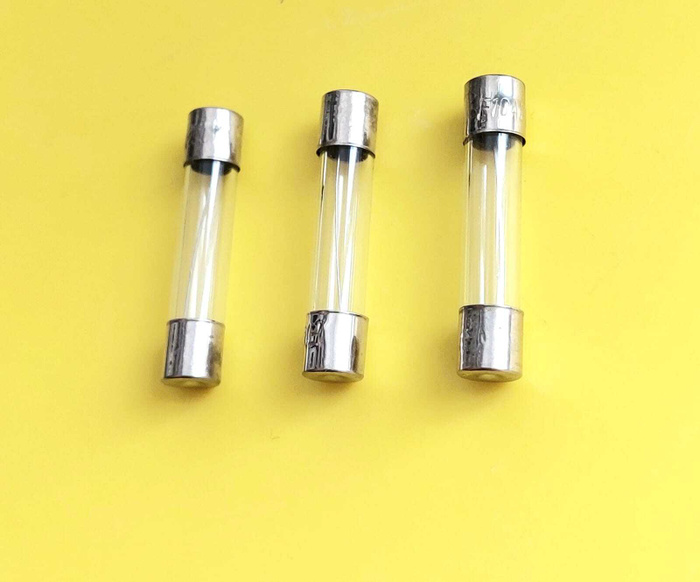 Предохранитель стеклянный 12Вольт 10Ампер 6х30мм. (3 штуки в комплекте ...